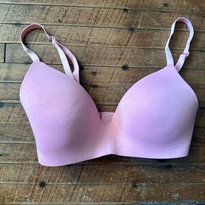 Victoria’s Secret T-shirt lightly lined wireless pink 32DD bra